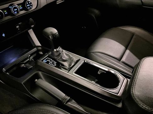 Used 2017 Toyota Tacoma TRD Sport AWD/4WD image 16