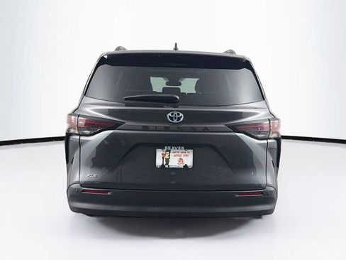 Used 2025 Toyota Sienna XLE FWD image 8