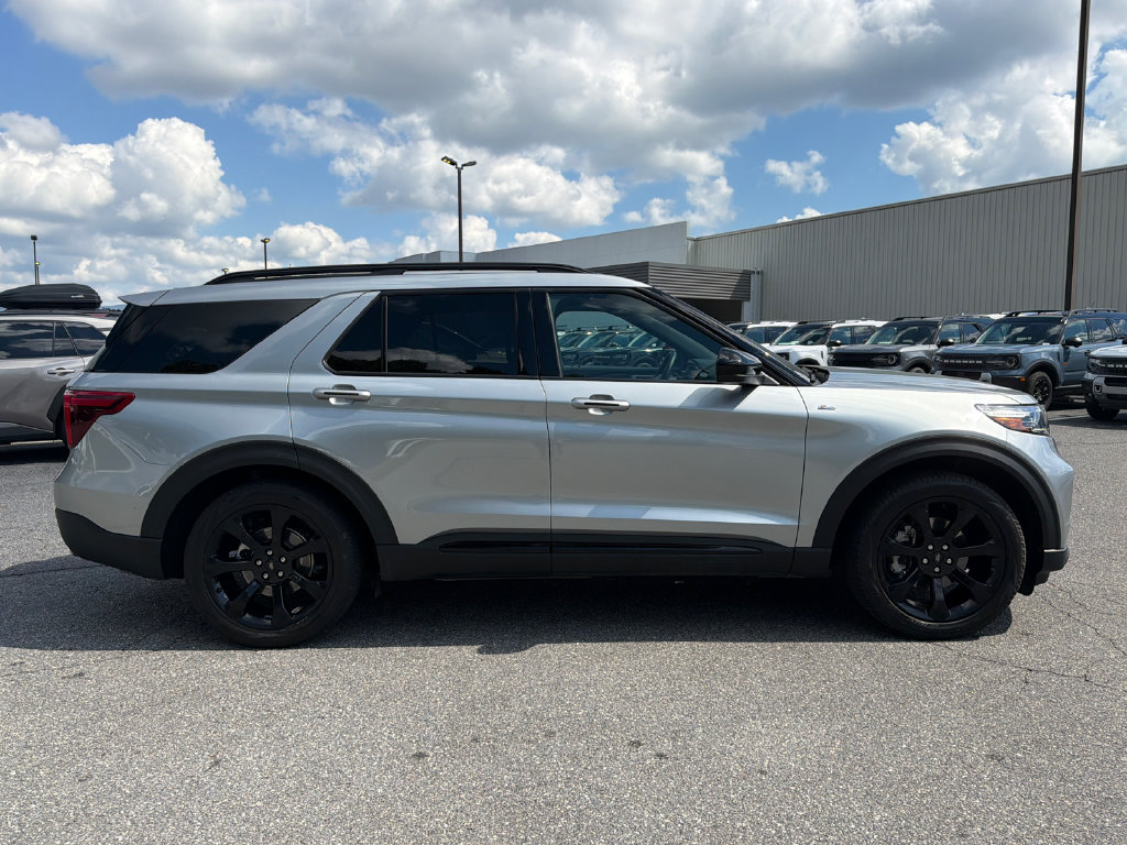 Used 2024 Ford Explorer ST-Line w/ Class IV Trailer Tow Package RWD image 8