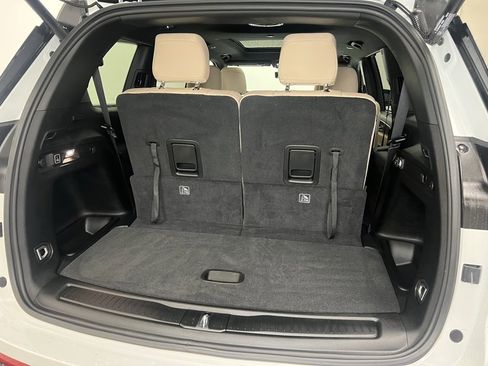 Certified 2024 Jeep Grand Cherokee L Limited w/ Luxury Tech Group II image 8