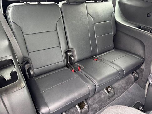 Used 2025 Chevrolet Traverse LT image 11