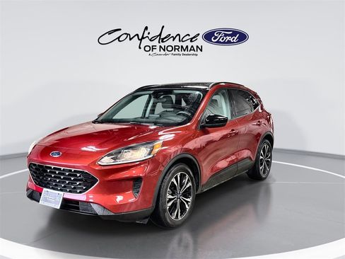 Used 2021 Ford Escape SE w/ SE Sport Appearance Package image 3