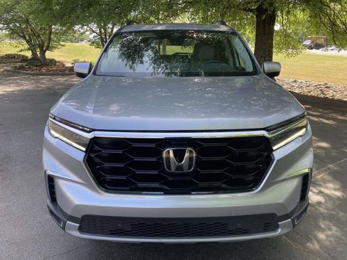 Used 2025 Honda Pilot Touring image 6