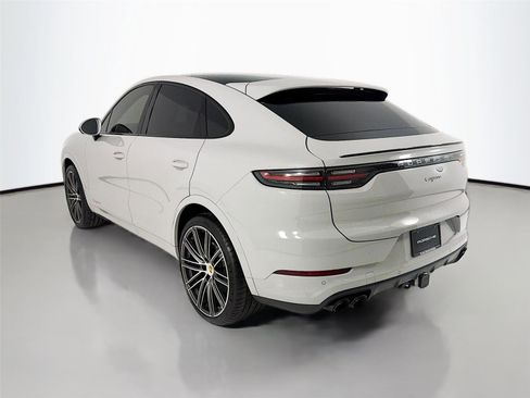 Certified 2022 Porsche Cayenne Platinum Edition image 3