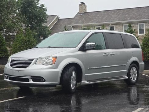 Used 2012 Chrysler Town & Country Touring-L w/ Entertainment Group #2 FWD image 27
