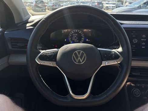 Used 2024 Volkswagen Taos SE w/ Panoramic Sunroof Package image 17