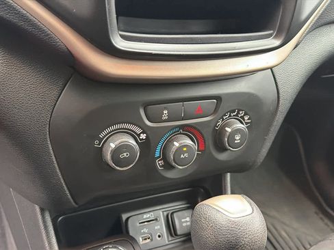 Used 2018 Jeep Cherokee Latitude w/ Altitude Package image 13