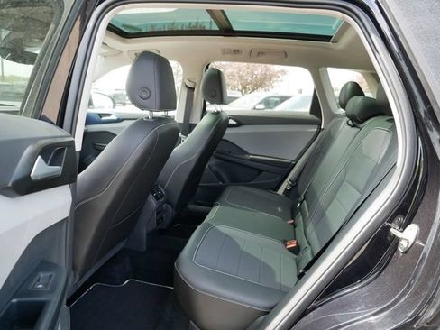 Certified 2023 Volkswagen Taos SE w/ Panoramic Sunroof Package AWD/4WD image 16