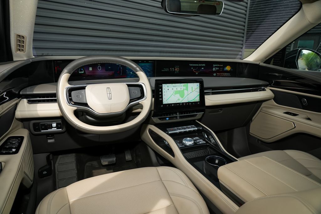 Used 2025 Lincoln Nautilus Premier AWD/4WD image 29