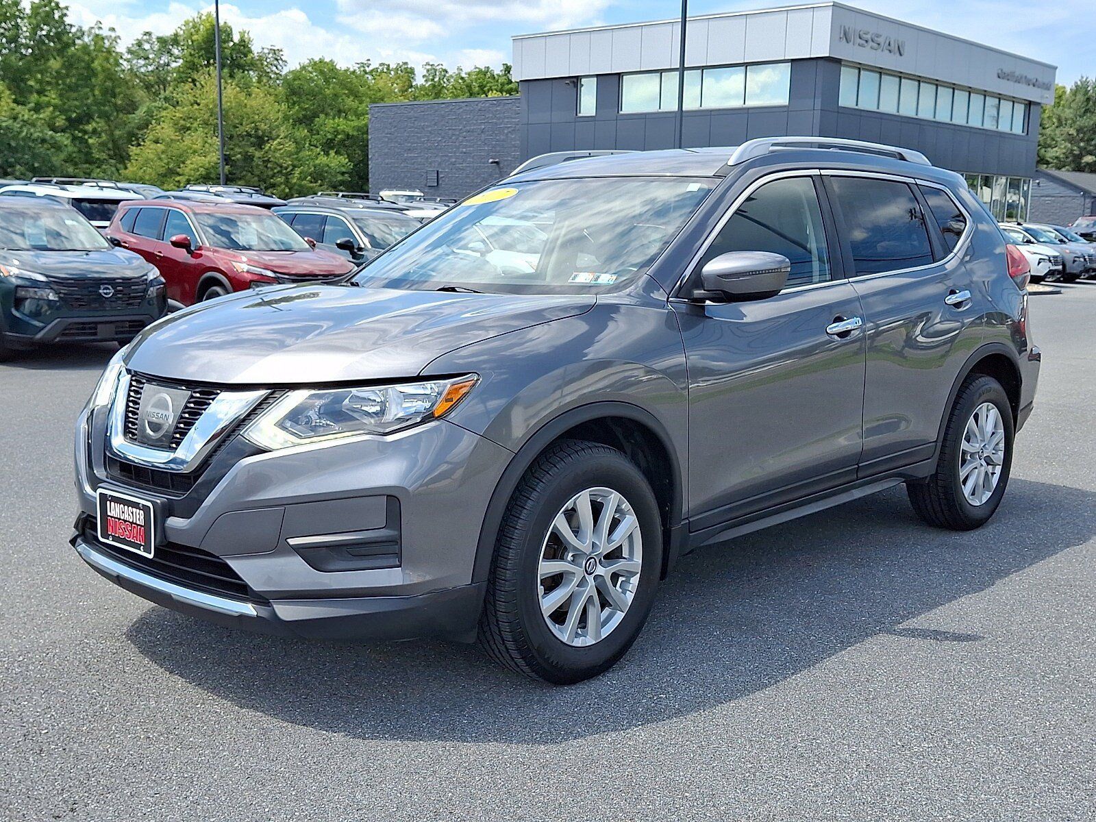 Used 2017 Nissan Rogue SV AWD/4WD image 3