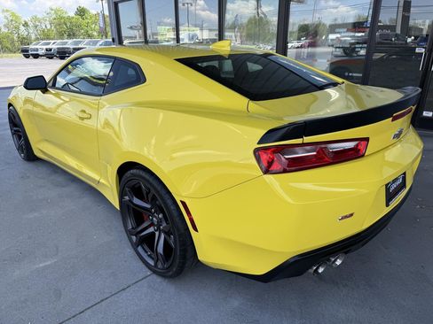 Used 2018 Chevrolet Camaro SS RWD image 8