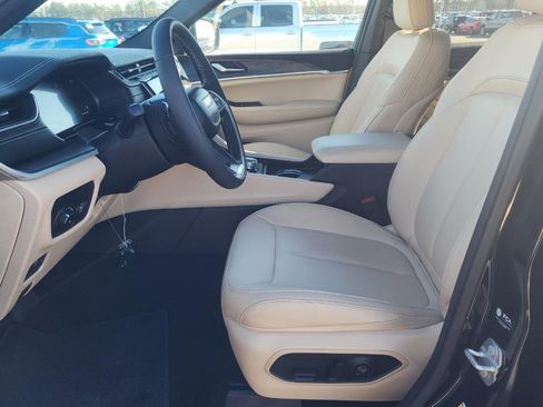 Used 2025 Jeep Grand Cherokee Limited image 7