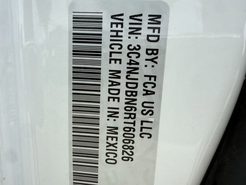 Used 2024 Jeep Compass Latitude AWD/4WD image 34