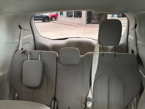Used 2017 Chrysler Pacifica Touring image 32