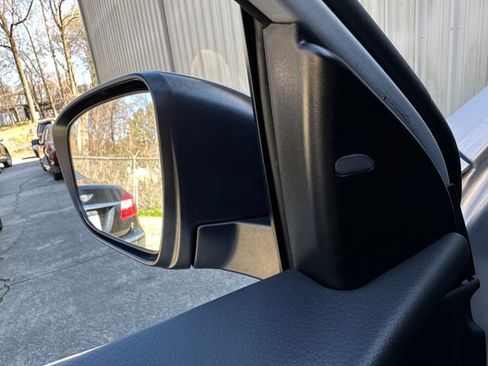 Used 2020 Nissan Rogue Sport S image 15