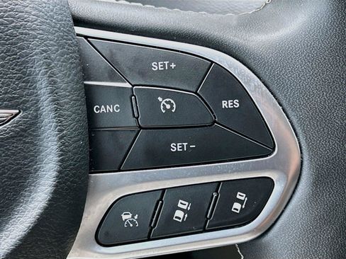 Used 2024 Chrysler Pacifica Touring-L FWD image 38