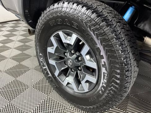Used 2021 Toyota Tacoma TRD Off-Road w/ Technology Package AWD/4WD image 17