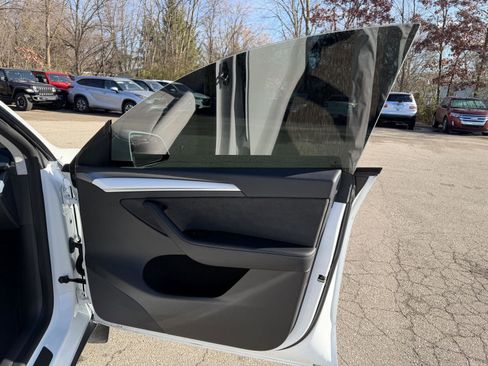 Used 2022 Tesla Model Y Long Range image 22