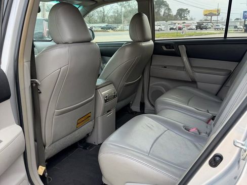 Used 2011 Toyota Highlander SE image 10