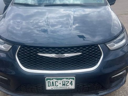 Used 2024 Chrysler Pacifica Touring-L AWD/4WD image 3