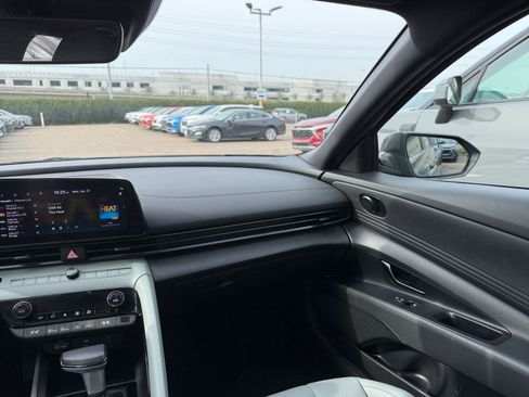 Used 2025 Hyundai Elantra Limited image 37