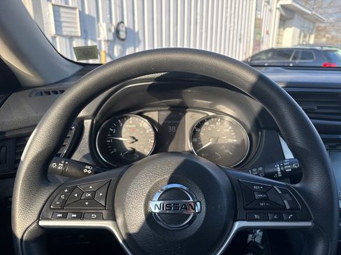 Used 2018 Nissan Rogue S image 11