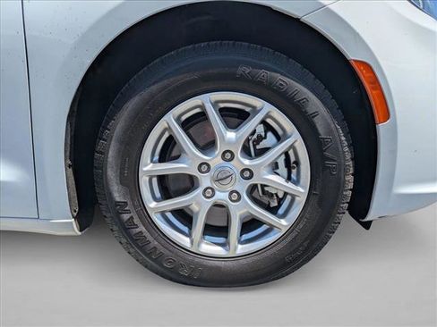 Used 2022 Chrysler Pacifica Touring-L FWD image 21