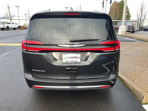 Used 2022 Chrysler Pacifica Touring-L image 12