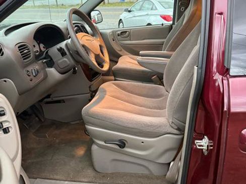 Used 2002 Chrysler Town & Country LX image 9