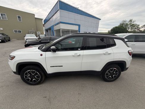 Used 2025 Jeep Compass Trailhawk AWD/4WD image 2