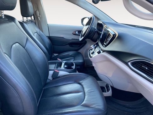 Used 2018 Chrysler Pacifica Touring-L w/ Tire & Wheel Group image 20
