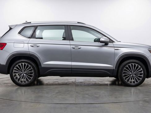 Used 2025 Volkswagen Taos SE FWD image 11
