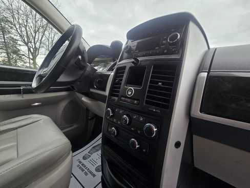Used 2010 Dodge Grand Caravan SXT image 29
