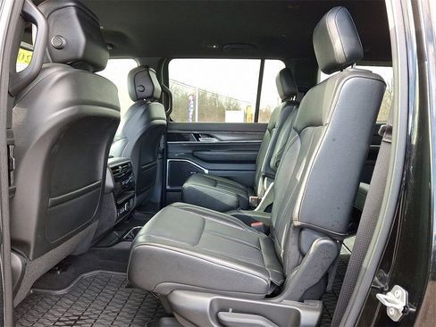 Used 2024 Jeep Wagoneer Series III image 10