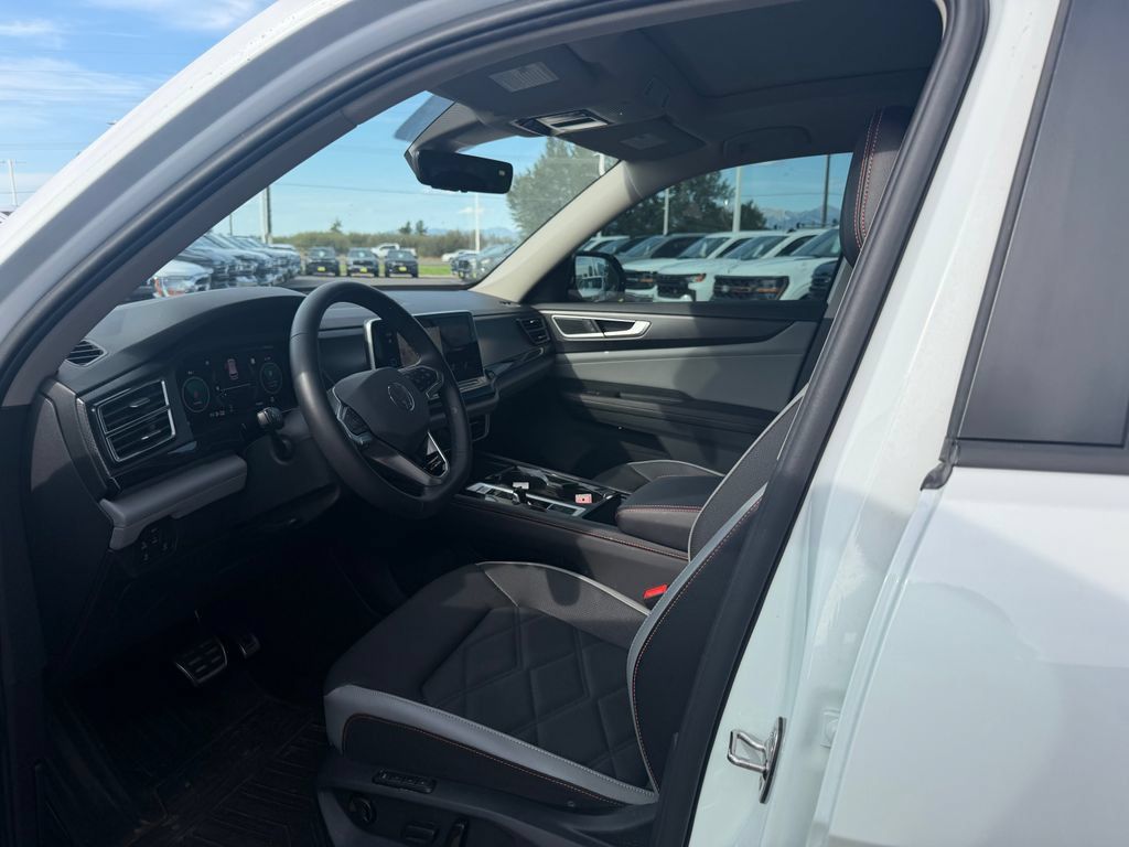 Used 2024 Volkswagen Atlas Peak Edition SEL AWD/4WD image 3