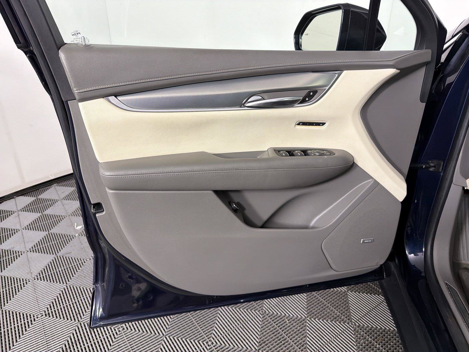 Used 2017 Cadillac XT5 Luxury FWD image 8