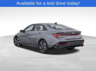 Used 2024 Hyundai Elantra SEL w/ Convenience Package FWD video 3