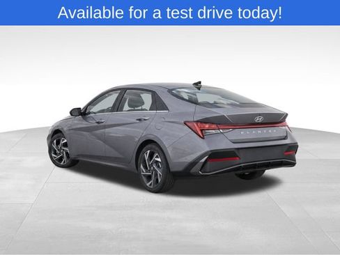 Used 2024 Hyundai Elantra SEL w/ Convenience Package FWD image 3