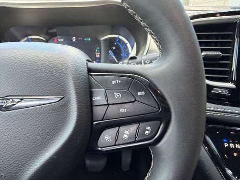 Used 2024 Chrysler Pacifica Limited FWD image 16