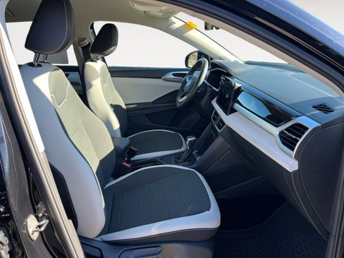 Certified 2025 Volkswagen Taos SE FWD image 22