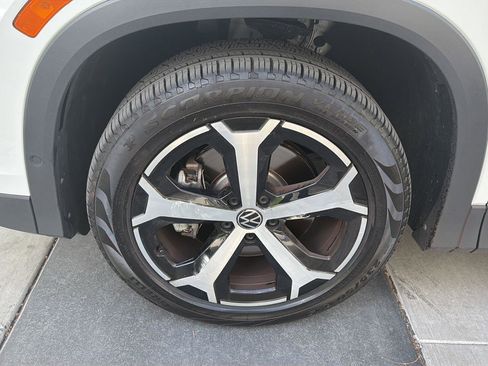 Certified 2025 Volkswagen Tiguan SE w/ Panoramic Sunroof Package image 9