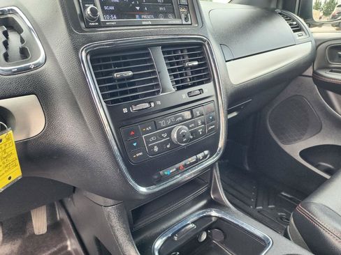 Used 2018 Dodge Grand Caravan GT FWD image 17