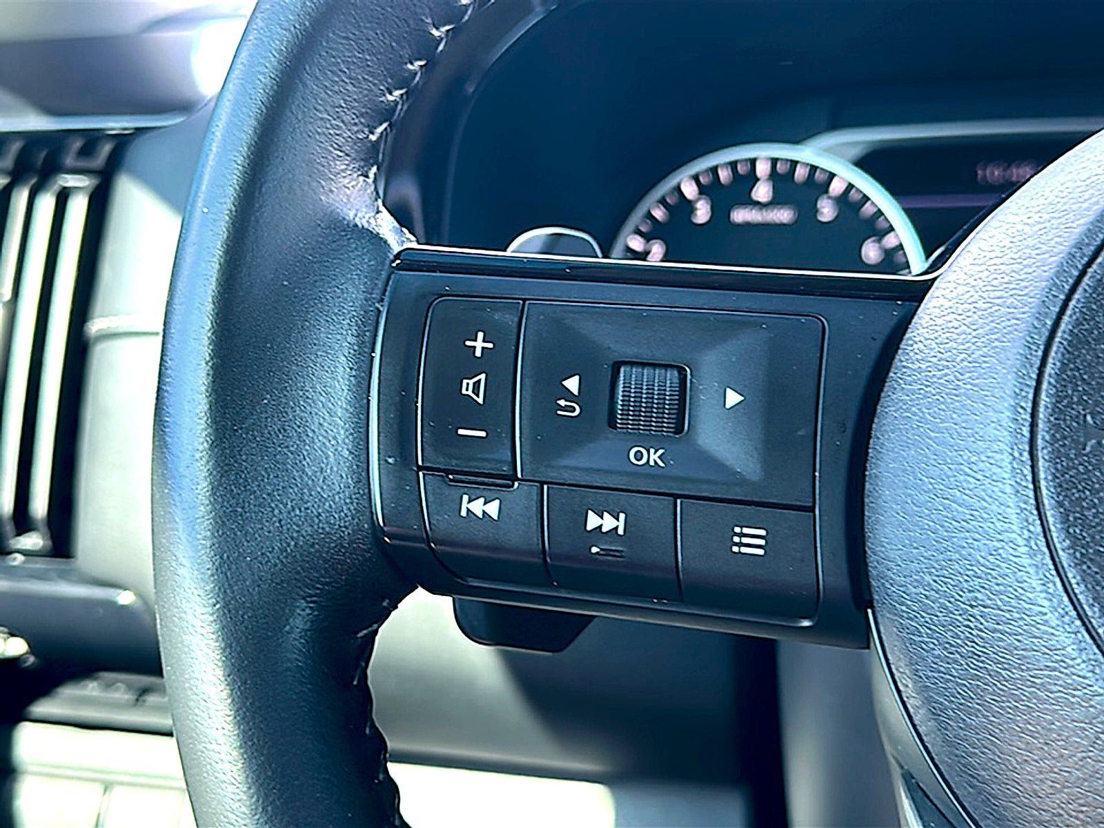 Used 2022 Nissan Pathfinder SV FWD image 28