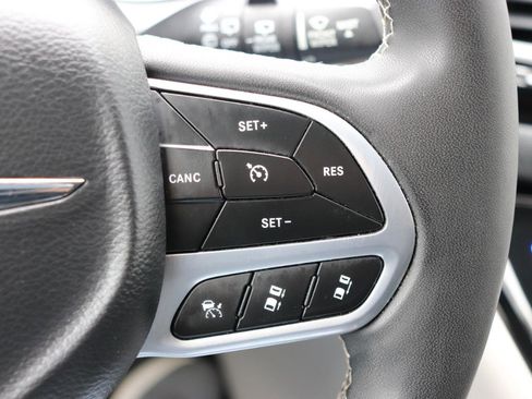 Used 2023 Chrysler Pacifica Touring-L image 36