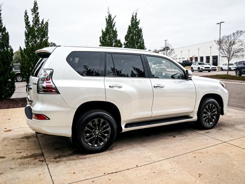 Used 2023 Lexus GX 460 Premium w/ Premium Package image 11
