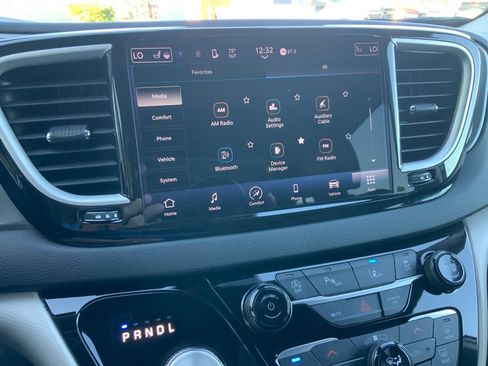 Certified 2024 Chrysler Pacifica Touring-L FWD image 21