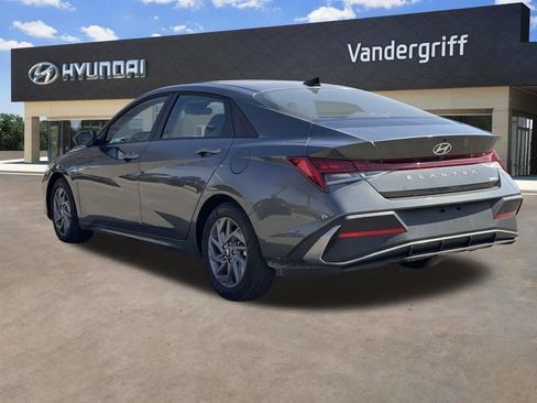Used 2025 Hyundai Elantra Blue image 17