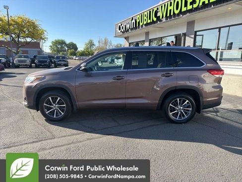 Used 2017 Toyota Highlander XLE w/ Carpet Mat Package AWD/4WD image 8