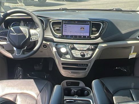 Used 2023 Chrysler Pacifica Touring-L image 23