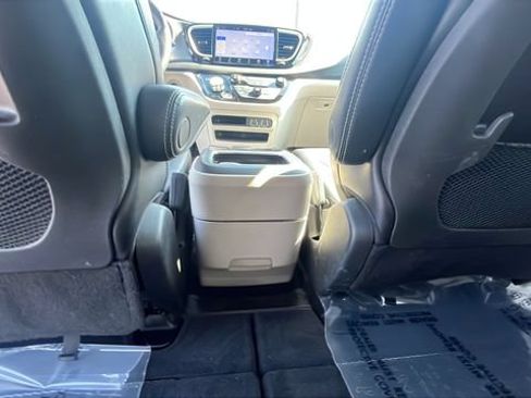 Used 2024 Chrysler Pacifica Touring-L FWD image 24